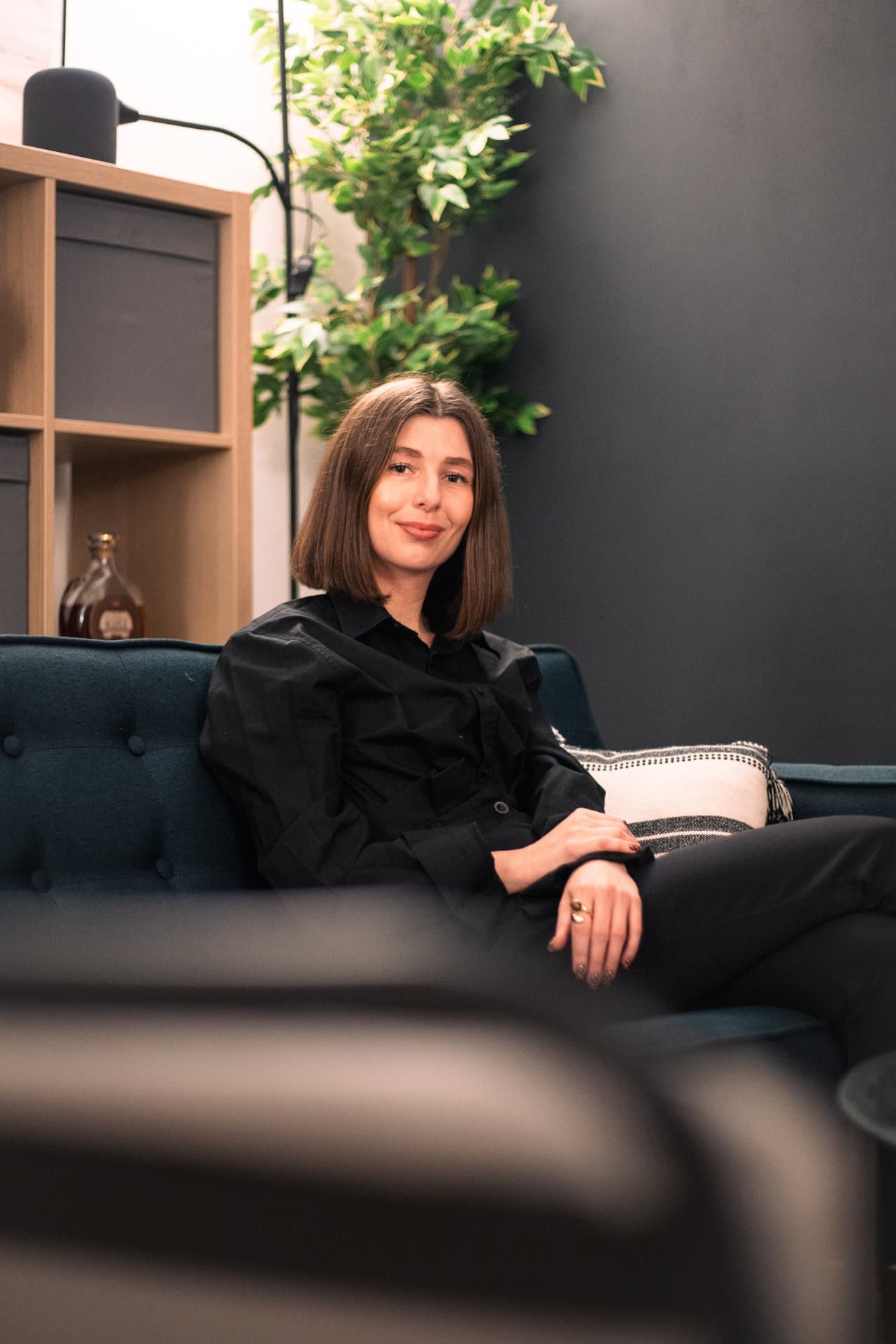 Nikola Hošková v kanceláři